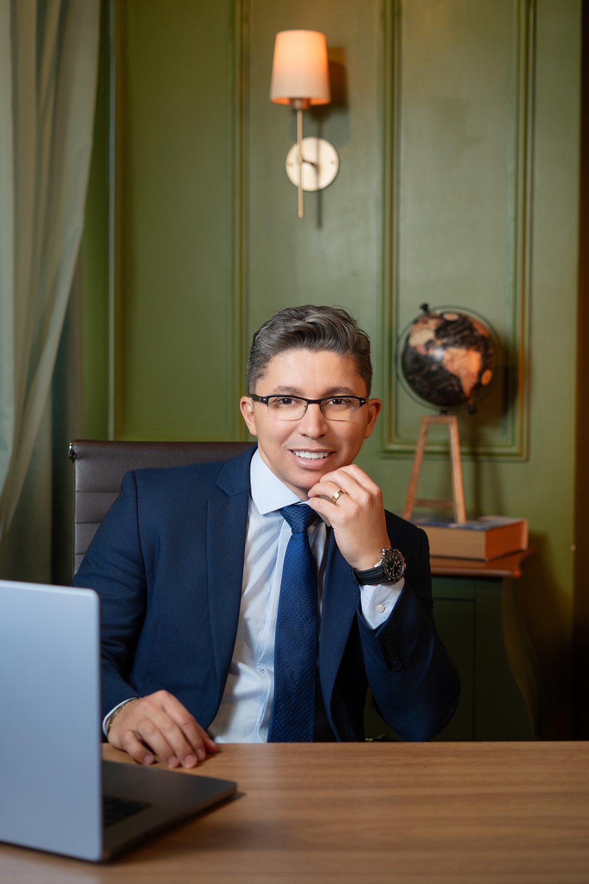 Professor Evaldo Araújo Ramos em ambiente de trabalho